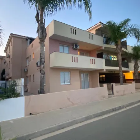 Yellow Daisy Apartment *