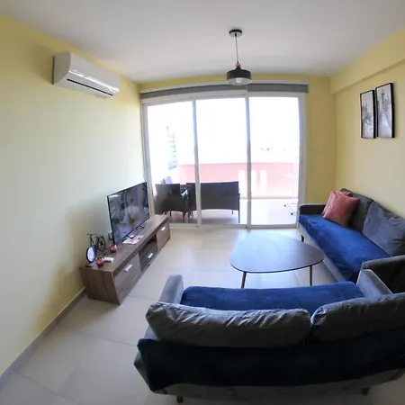 Yellow Daisy Apartment *